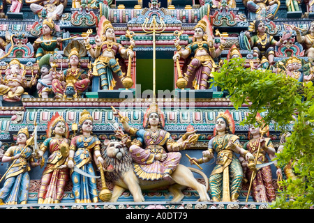 Dekorative Statuen auf Sri Veeramakaliamman Hindu-Tempel in Little India Singapur Stockfoto