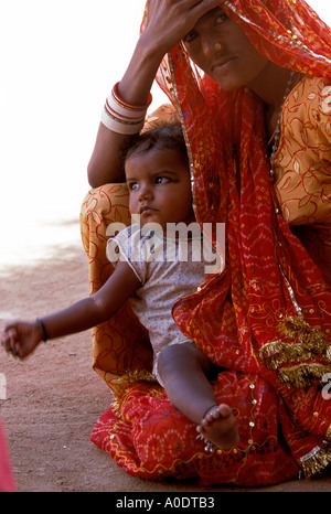 Bishnoi indigene Mutter und Kind Rajasthan Wüste Indien Stockfoto