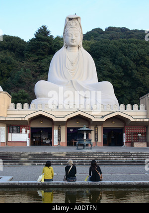 Junge Japanerinnen anzeigen Ryozen Kannon Tempel in Kyoto City, Japan Stockfoto