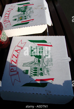 Verworfen, leere Take away Pizzakartons auf Parkbank Stockfoto