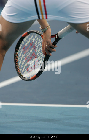 Frauen, die darauf warten, erhalten dienen in einem Tennismatch Stockfoto