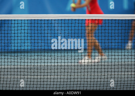 Spieler, die darauf warten, erhalten dienen in einem Tennismatch Stockfoto