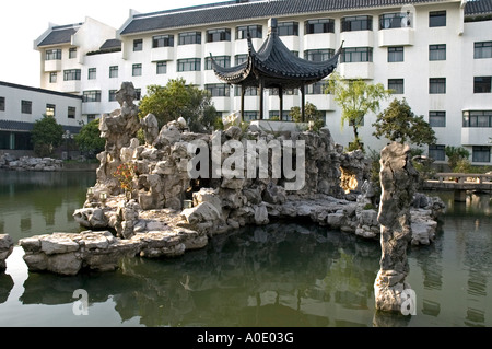 Trittsteine führen zu eine kleine Pagode auf einer Insel in einem See, Bamboo Grove Ramada, Suzhou Stockfoto