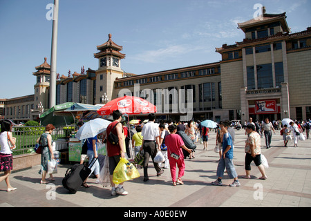 Der Vorplatz des Beijing Railway Station. Stockfoto