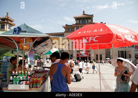 Der Vorplatz des Beijing Railway Station. Stockfoto