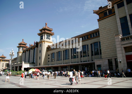 Der Vorplatz des Beijing Railway Station. Stockfoto