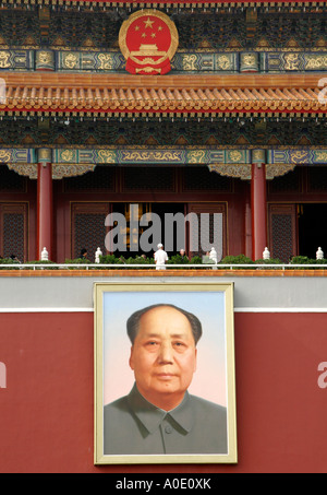 Riesige Porträt des Vorsitzenden Mao hängen über dem Eingang zur verbotenen Stadt, Peking, China. Stockfoto