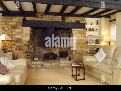 UK Property, house interior, Wohnzimmer, Eiche dunkel mit großem Kamin strahlte. Stockfoto