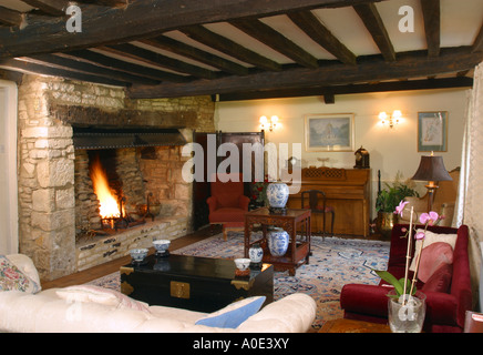 UK Property, house interior, Wohnzimmer, Eiche dunkel mit großem Kamin strahlte. Stockfoto