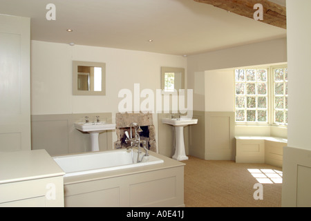 UK MODERN GEFLIESTES BADEZIMMER MIT BADEWANNE, BIDET UND WC Stockfoto