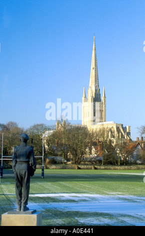 Norwich Cathedral mit Statue der junge Kadett gegenüber dem Spire NORFOLK EAST ANGLIA ENGLAND UK Stockfoto