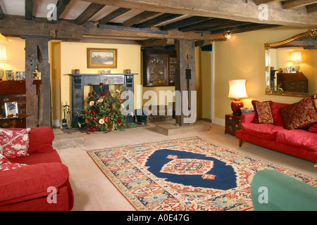 UK Property, house interior, Wohnzimmer, traditionelle Balkendecke. Stockfoto