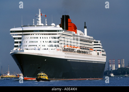 Queen Mary 2 verlässt niederländischen Hafen von Rotterdam an heißen Sommertag, begleitet von einem Lotsenboot RPA 2 des Rotterdamer Hafens Stockfoto