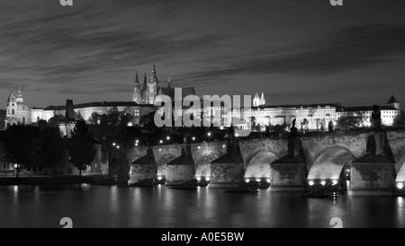 Abends Blick auf das Schloss und die Karlsbrücke in Prag Stockfoto