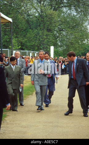 HRH Prinz Charles auf Walkabout während der Matsuri Japan in the Park-Festival im Hyde Park, London, Mai 2001 Stockfoto