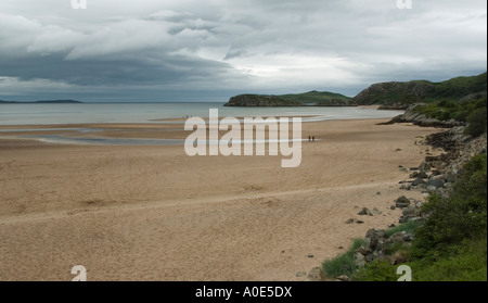 Silhouette von zwei Personen am Strand von Gairloch im Norden Schottlands, Wester Ross Stockfoto