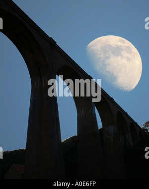 Hohen Bögen auf alten Viadukt über den Fluss Eske in der Nähe von Whitby in North Yorkshire mit Sky hinzugefügt in der Bildverarbeitung Stockfoto