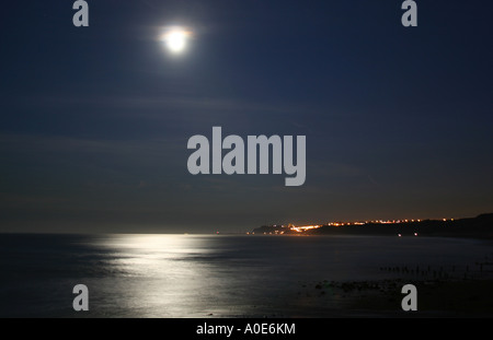 Mond über der Nordsee mit Whitby im Hintergrund. Stockfoto