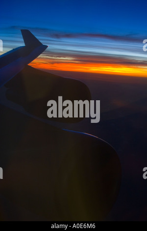 Flügelspitze Flugzeug fliegen hoch über den Wolken Stockfoto