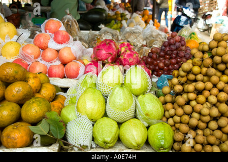 Auswahl an Obst, einschließlich Guave, Longan, Mandarinen, Drachenfrucht, Äpfel und Trauben auf dem Display am Marktstand in Sapa, Provinz Lao Cai, Vietnam Stockfoto