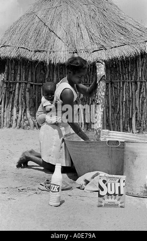 Leben in einem der Rhodesien geschützt Dörfer im Jahr 1975. Stockfoto