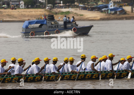 Drachen Boote am Mekong in der Vorbereitung für die Water Festival findet jedes Jahr an den Ufern des Mekong in Phnom Penh. Stockfoto