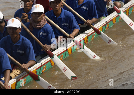 Drachenboote auf dem Mekong in Vorbereitung auf die Wasser-Festival findet jedes Jahr an den Ufern des Mekong-Flusses in Phnom Stockfoto