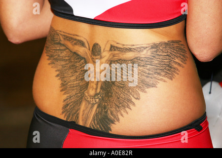 Detail der großen männlichen Engel Tattoo auf junge Frau zurück. Stockfoto