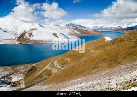 Intensive Farben der Yangdroke See betrachtet von hohen Pass-Tibet 2 Stockfoto