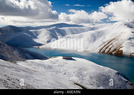 Intensive Farben der Yangdroke See von hohen Pass-Tibet 4 gesehen Stockfoto