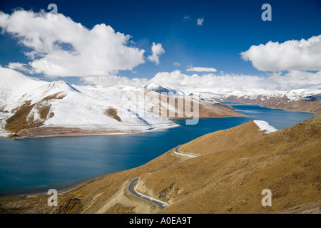 Intensive Farben der Yangdroke See von hohen Pass-Tibet gesehen Stockfoto