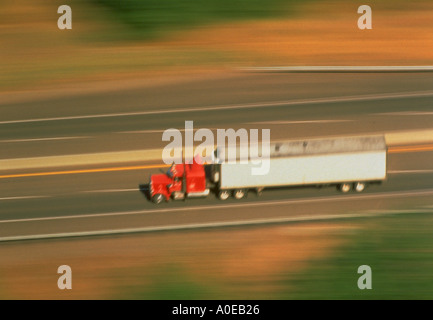 LKW beschleunigen Straßenrand mit Bewegungsunschärfe Effekt Washington Stockfoto