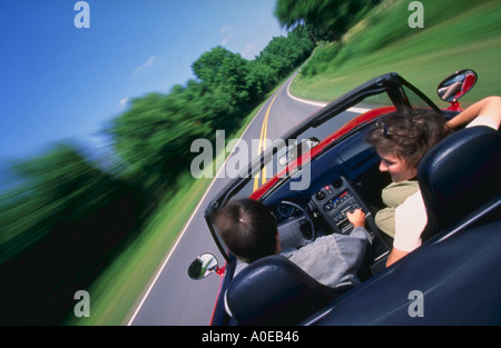 Paar im Sportwagen fahren Stockfoto