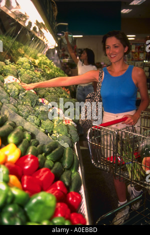 Einkaufen in Frau produzieren Seitenschiff der Supermarkt Stockfoto