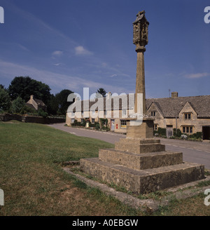 Das Dorf grün und Stein überqueren in die Cotswold bei Guiting Leistung an einem Sommertag Stockfoto