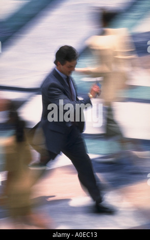 Mann zu Fuß, Blick auf Uhr unscharf Stockfoto