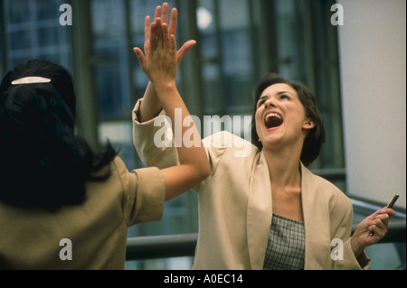 Business-Frauen geben einander hoch fünf Stockfoto