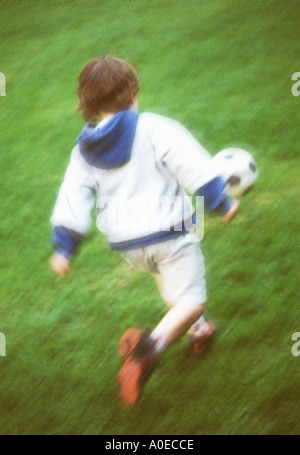 Jungen spielen Fußball Stockfoto