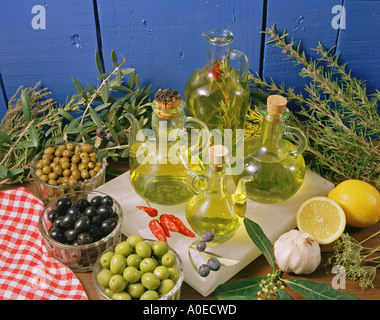 Olivenöl und Oliven Stockfoto