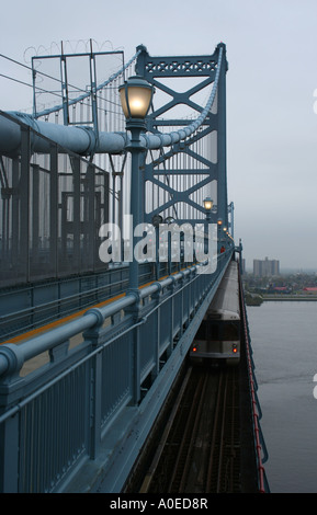 PATCO Speedline trainieren Kreuzung Benjamin Franklin Bridge Philadelphia Oktober 2006 Stockfoto