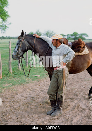 Gaucho San Luis stand neben Pferd Pampas Argentinien Stockfoto