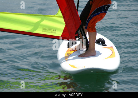 Nahaufnahme von den Füßen und Verwaltungsrat ein Windsurfer im Flachwasser Stockfoto