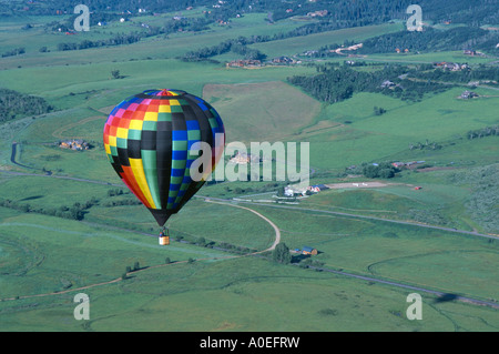 Heißluftballon überfliegen der Yampa Valley in der Nähe von Steamboat Springs Colorado USA Stockfoto