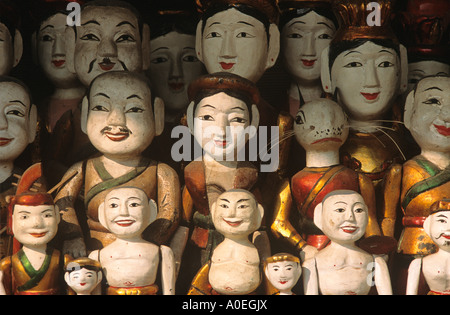 Geschnitzte hölzerne Figuren Tempel der Literatur Hanoi Vietnam Stockfoto