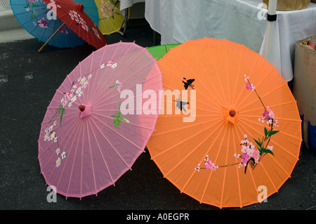 Bunte Papierschirme mit Blumen- und Vogelmotiven ruhen auf dem Boden bei einem japanischen Festival in Japantown, San Francisco. Stockfoto
