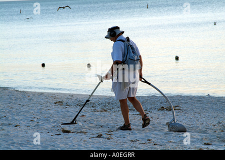 Bonita Springs Strand Florida USA Beachcomber mit einem Metall-Detektor an der Golfküste bei Sonnenuntergang Stockfoto