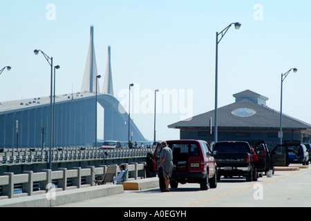 Sunshine Skyway Bridge und Fishermans Pier, die Tampa Bay Florida USA erstreckt sich über Stockfoto