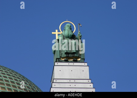 Heiligen Figur vor der Otto Wagner Kirche am Steinhof-sanatorium Stockfoto