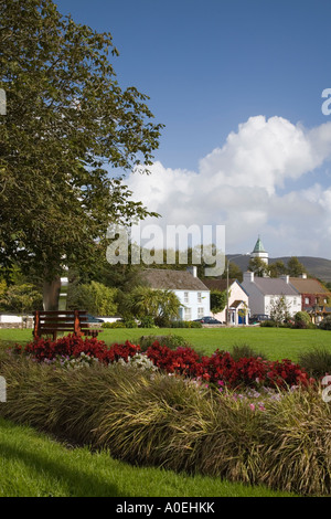 Sneem County Kerry Irland Irland North Square Dorfanger mit traditionellen Hütten Kirche Spire und Hügel Stockfoto