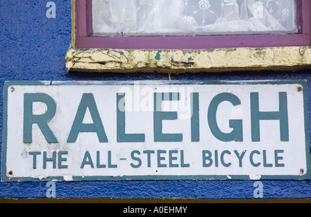 Sneem Co Kerry Irland Close up der alten Werbung für Raleigh "alle Stahl Fahrrad" auf blauen Wand unter Fensterbrett Stockfoto